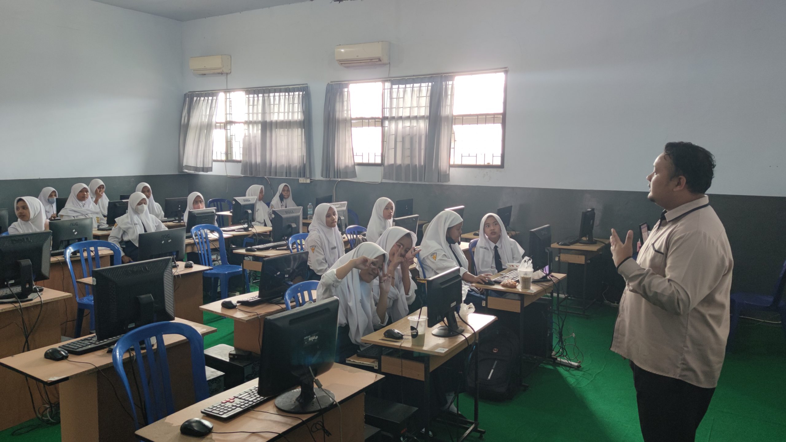 Extrakurikulier Jurnalistik memulai lembaran baru majalah baru
