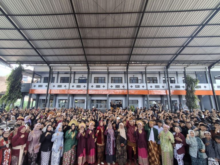 Edisi Spesial Bulan Bahasa 2025: Saatnya Kata Beraksi, Prestasi Bersemi di SMPN 1 Turen!